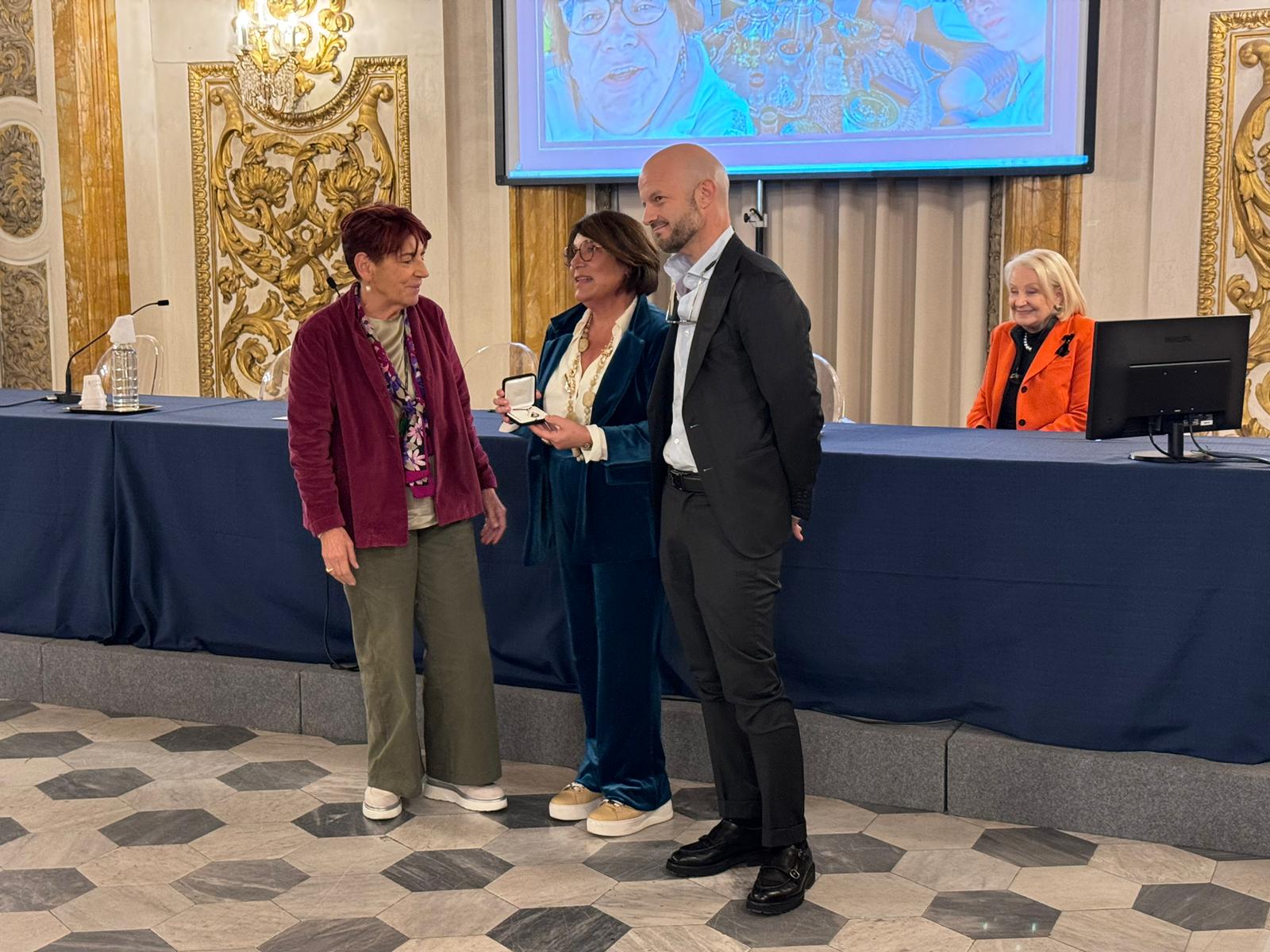 La #VConferenzaAnaaoDonne chiude i lavori della prima giornata con il premio alla Collega Rita Nonnis che ha contribuito con originali iniziative a migliorare in modo innovativo la relazione di cura e la relazione nei luoghi di lavoro.